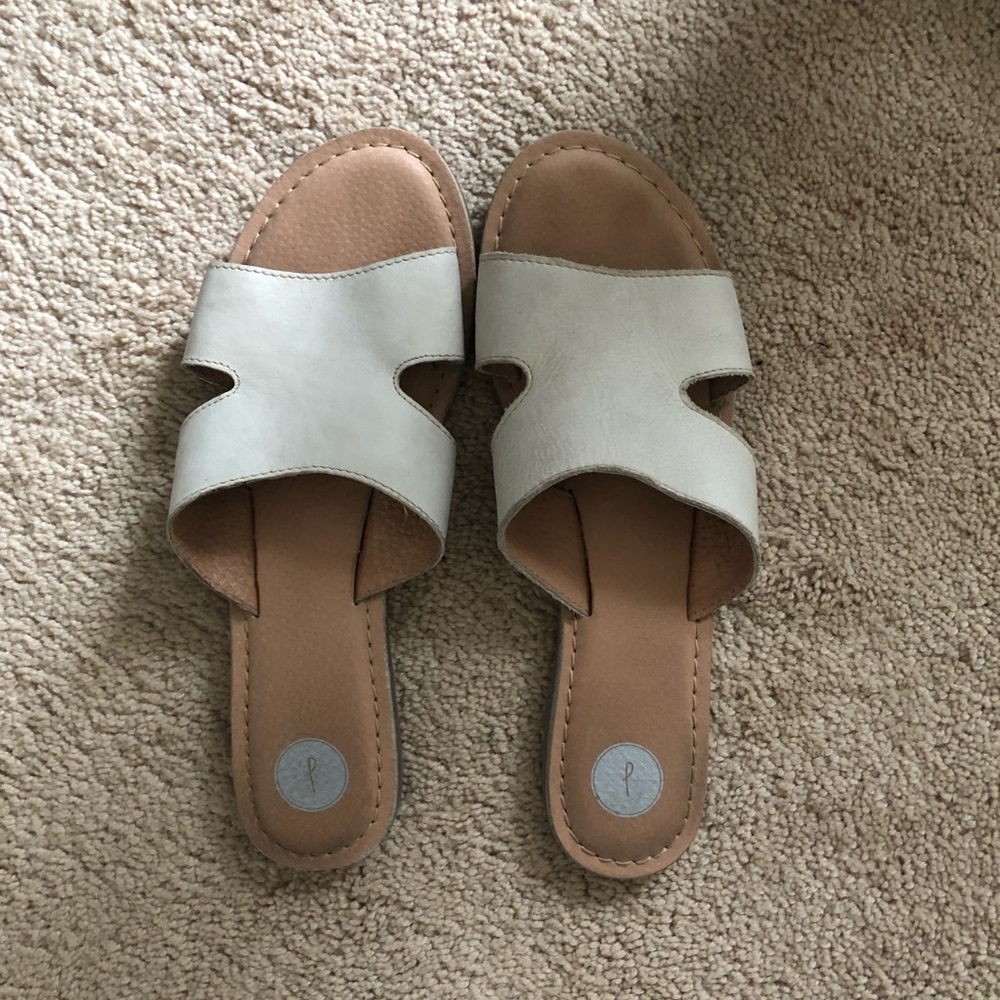 Woman’s Light tan slide sandals